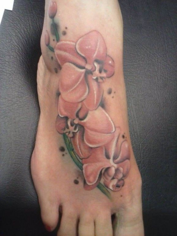 女性脚背粉红花朵纹身图案