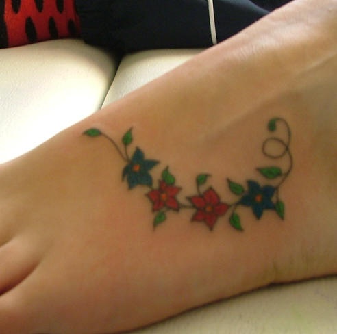 脚背上的彩色花朵藤蔓纹身图案