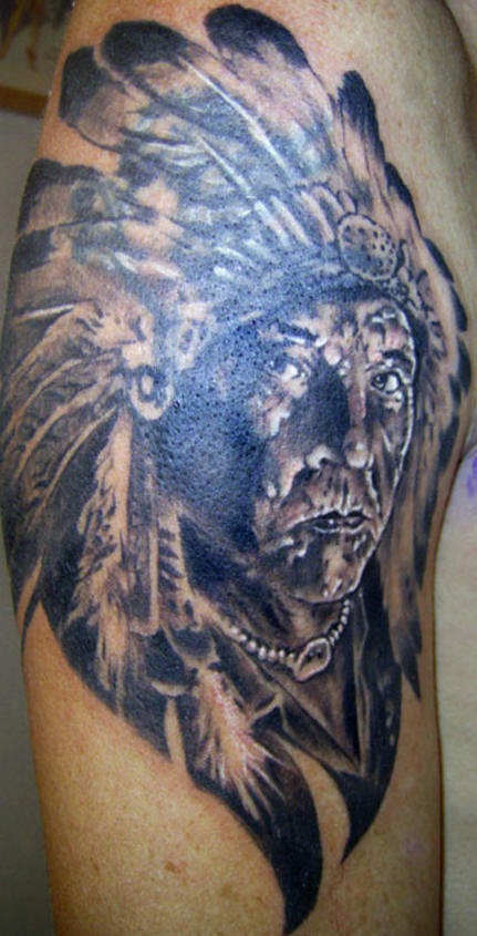 老印度酋长和羽毛冠纹身图案
