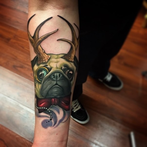 手臂现代风格彩色鹿角小狗纹身图案