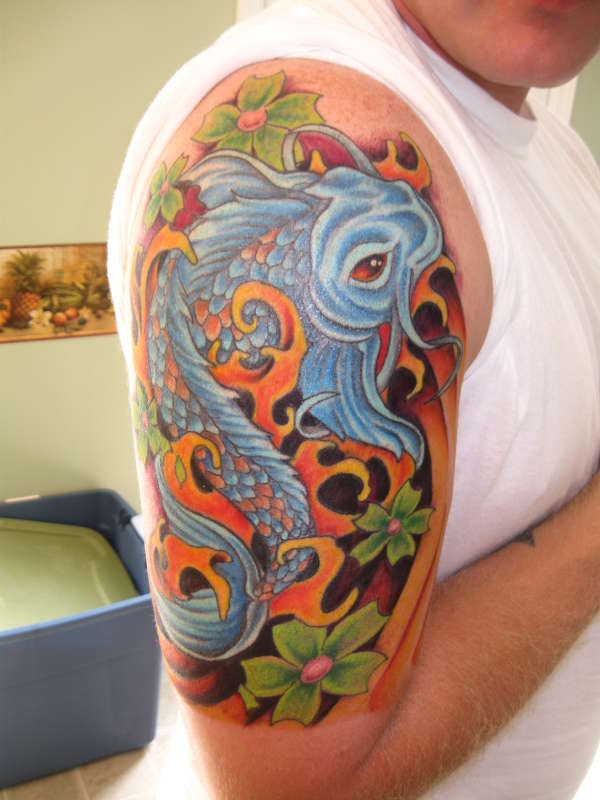 肩部彩色花朵与锦鲤纹身图案