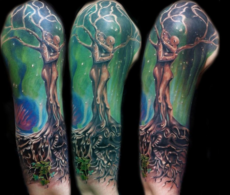 大臂彩色人形树木创意纹身图案