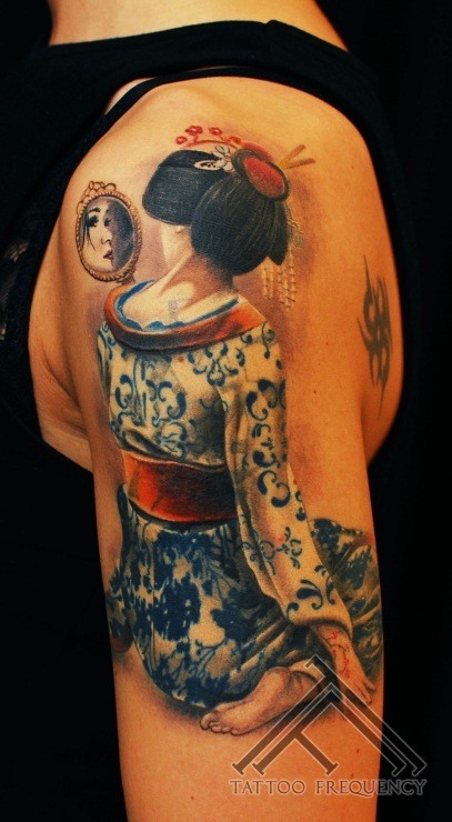 大臂写实照镜子的艺妓日式纹身图案