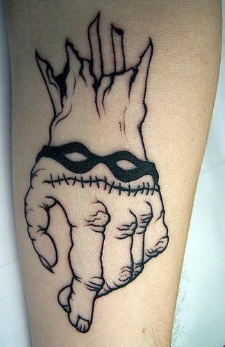 手臂简约的交叉手指纹身图案