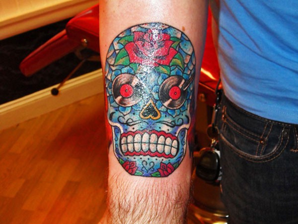 手臂彩色有趣的墨西哥风格骷髅纹身图案