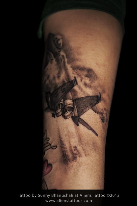 黑灰风格云朵和战机纹身图案