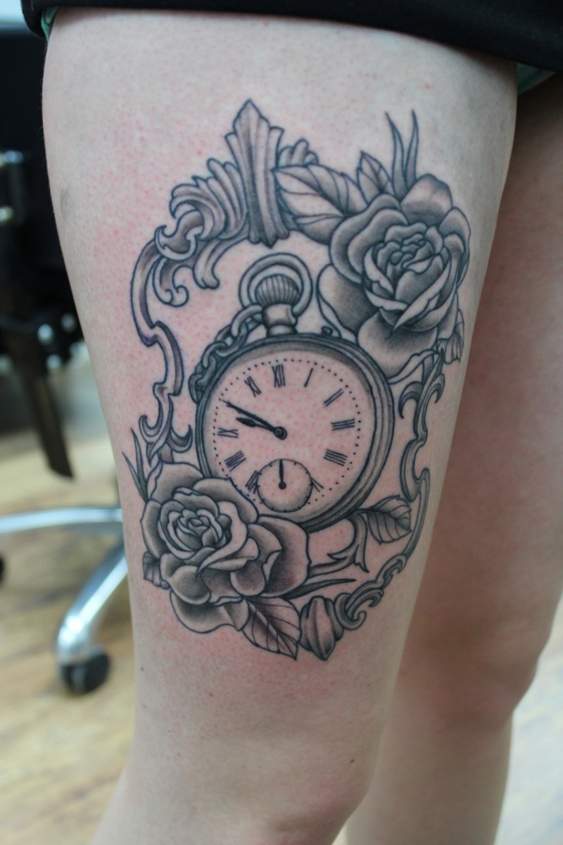 腿部灰色时钟与玫瑰花纹身图案