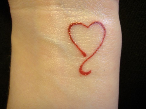 手腕上的红色简约爱心纹身图片