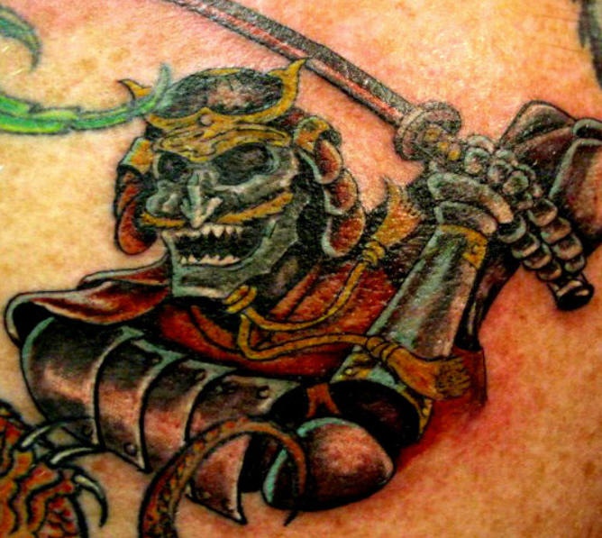 肩部彩色绿色怪物战士与剑纹身