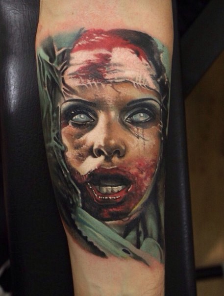 手臂毛骨悚然的彩血腥女人纹身图案