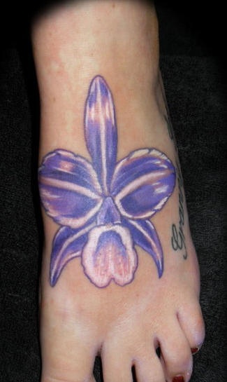 脚背彩色紫兰花纹身图案