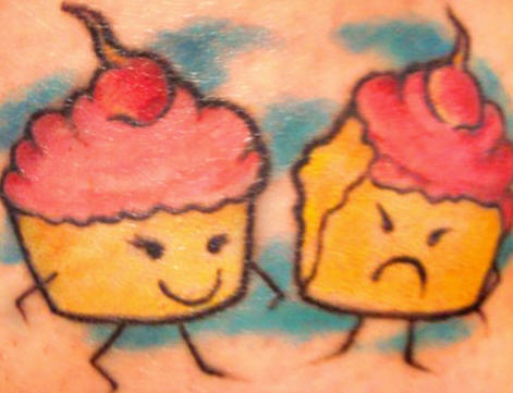 肩部彩色有趣的纸杯蛋糕纹身图案
