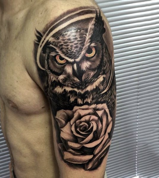 手臂现实主义风格猫头鹰与玫瑰花纹身图案