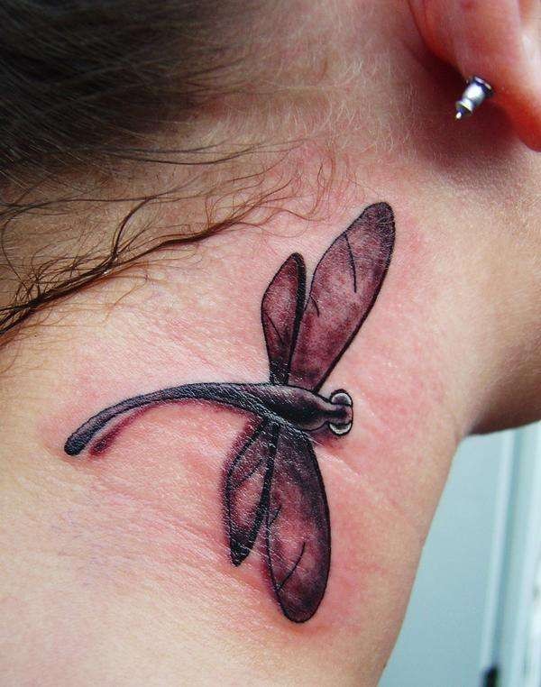 颈部深色的蜻蜓纹身图案