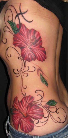 女性腰侧暗红色的木槿花纹身图案