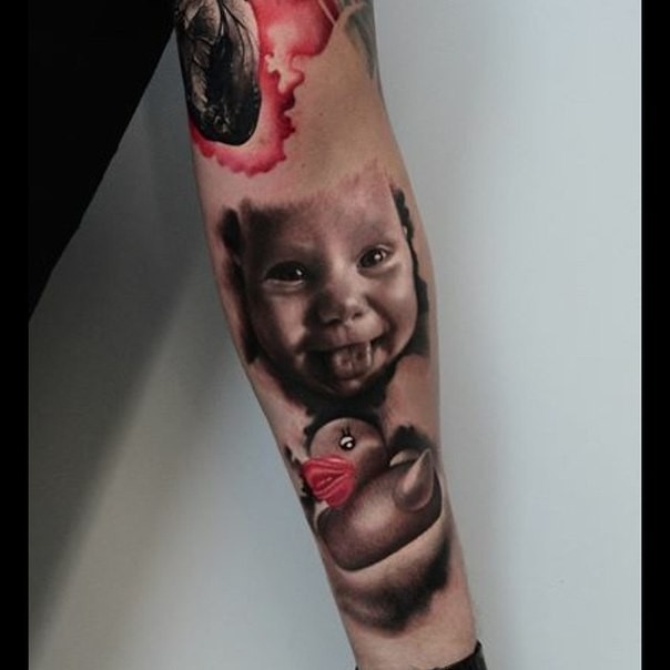 手臂彩色逼真的婴儿与鸭子纹身图案