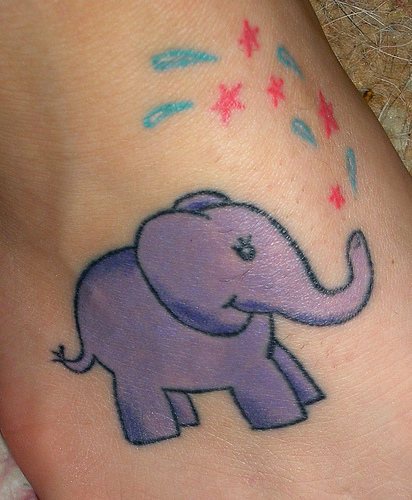 快乐的大象和星星纹身图案