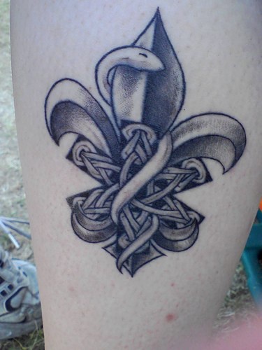 腿部灰色鸢尾花符号与蛇纹身图案