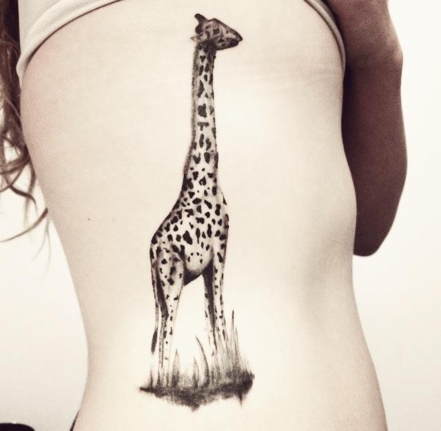 侧肋可爱的长颈鹿纹身图案