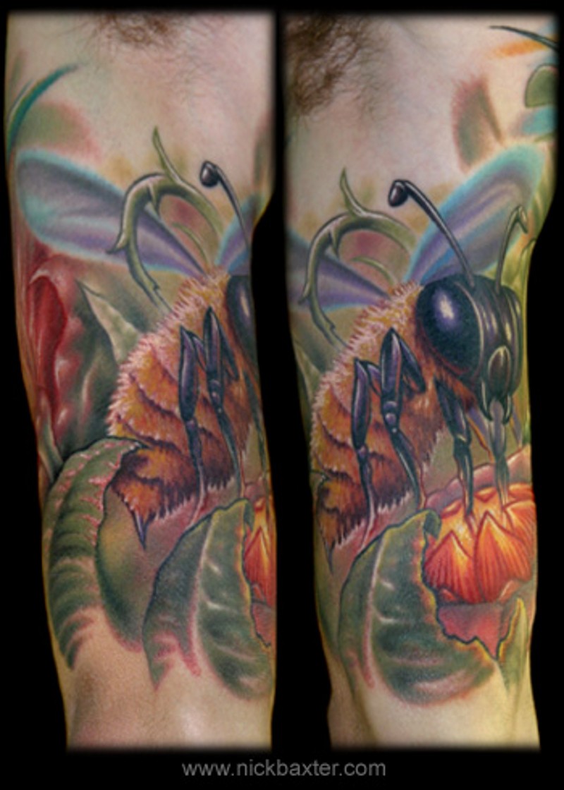 大臂彩色蜜蜂花朵纹身图案