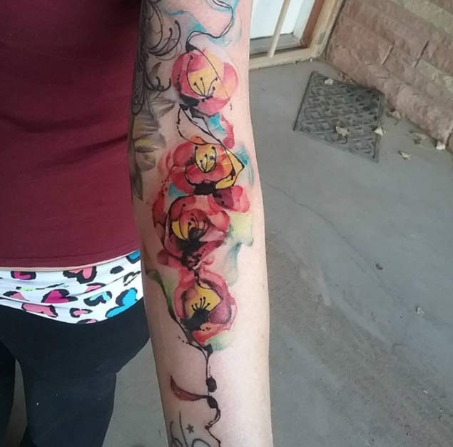 手臂老派自制像水彩色花卉纹身图案