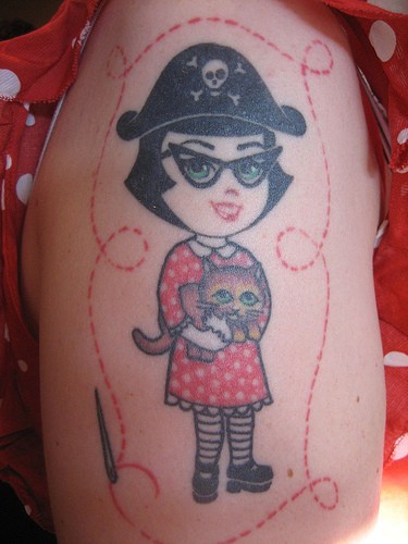 肩部彩色抱小猫的海盗女孩纹身图片
