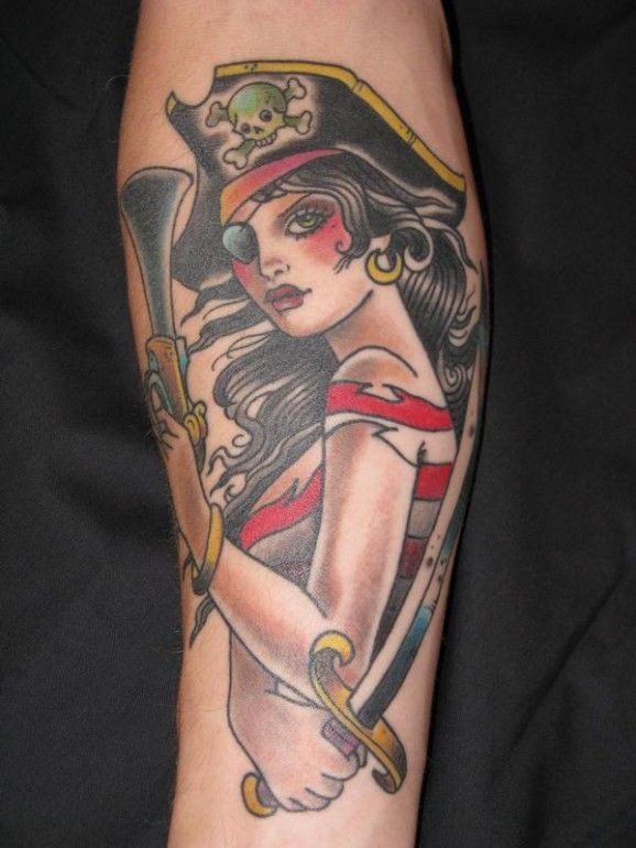 手臂彩色女海盗纹身图案