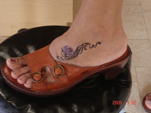 女性脚背卷曲脚植物图腾纹身图案
