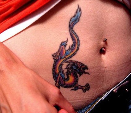 腹部彩色的小龙纹身图案