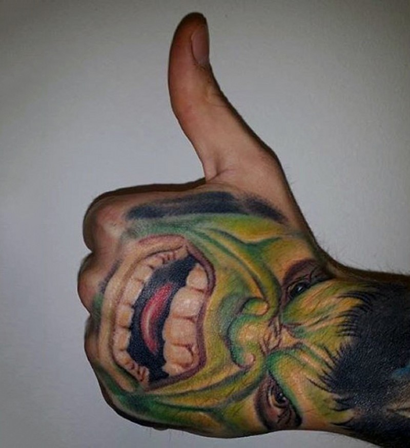 手背绿巨人肖像纹身图案