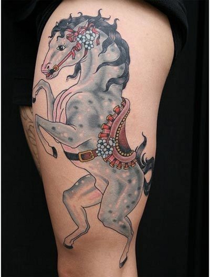 腿部有趣的彩色吉普赛马花纹身图案