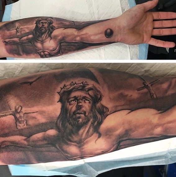 手臂宗教受难的耶稣纹身图案