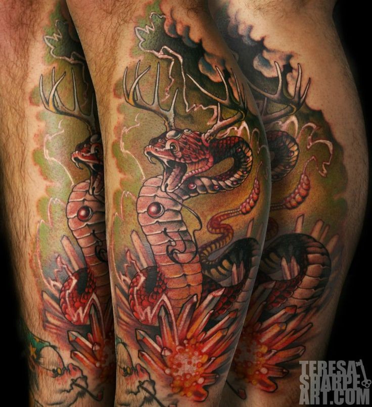 小腿五颜六色的奇怪蛇与鹿角纹身图案