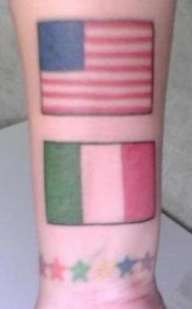 手腕上的美国和意大利国旗纹身图案