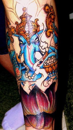 腿部彩色印度甘尼萨纹身图案