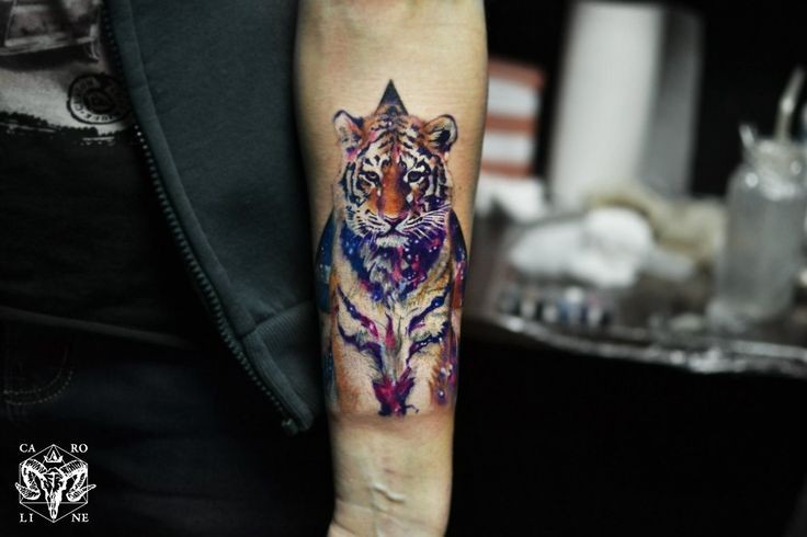 手臂现实主义风格的彩色老虎纹身图案