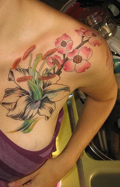 肩部彩色百合花和樱花树纹身图案