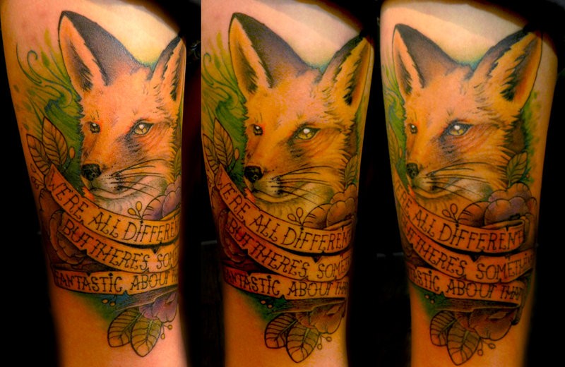 腿部彩色逼真的狐狸与字母纹身图案