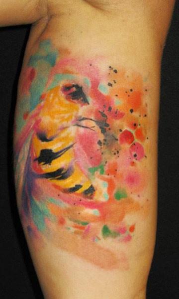 漂亮的彩色蜜蜂水墨风纹身图案