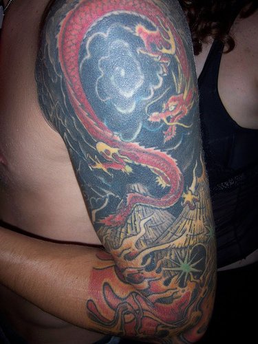 手臂红色龙彩绘纹身图案