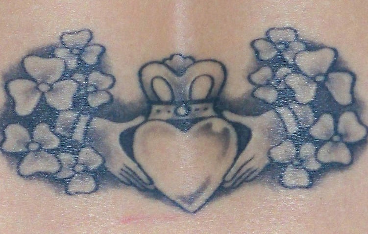 腰部爱心与三叶草的纹身图案