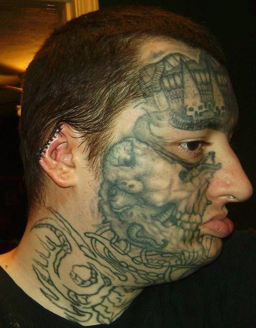 男人脸部疯狂的纹身图案