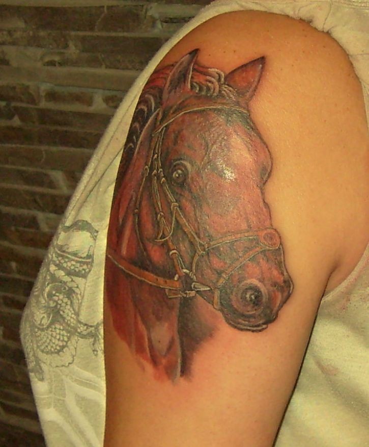 肩部彩色逼真的赛马纹身图案