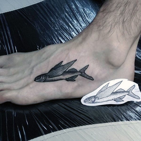 男性脚背灰色小飞鱼纹身图案