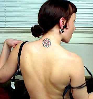 女孩脖子上的彩色花朵纹身图案