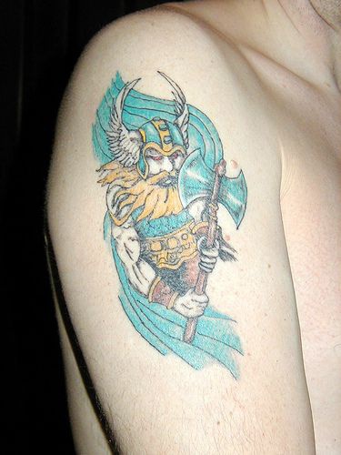 大臂彩绘羽翼头盔维京战士纹身图案