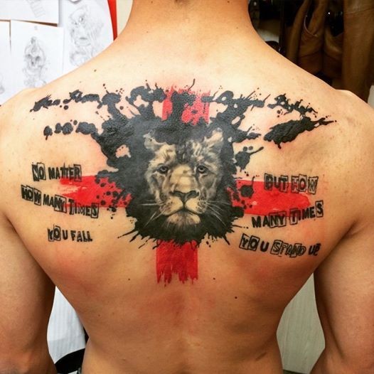 男士后背有趣的狮子头与红十字架纹身图案