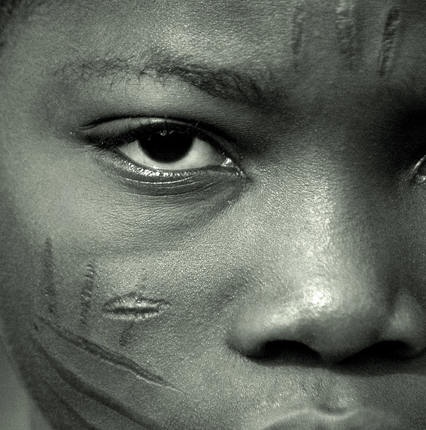 非洲妇女脸部残忍的传统割肉纹身图案