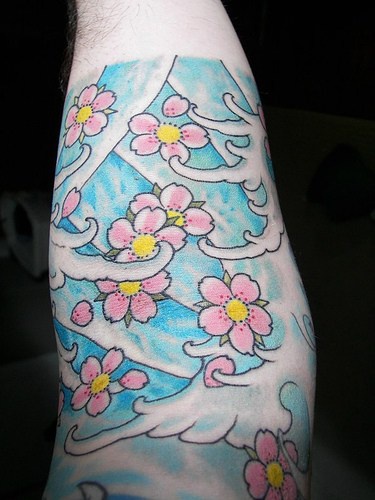 手臂彩色漂亮的花朵纹身图案