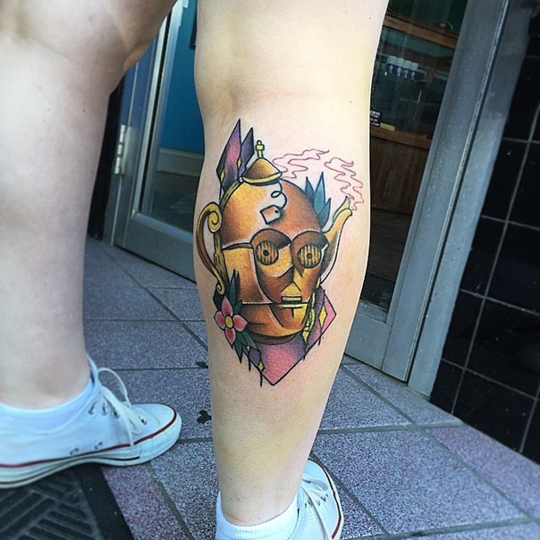 小腿金色的茶壶和花卉纹身图案